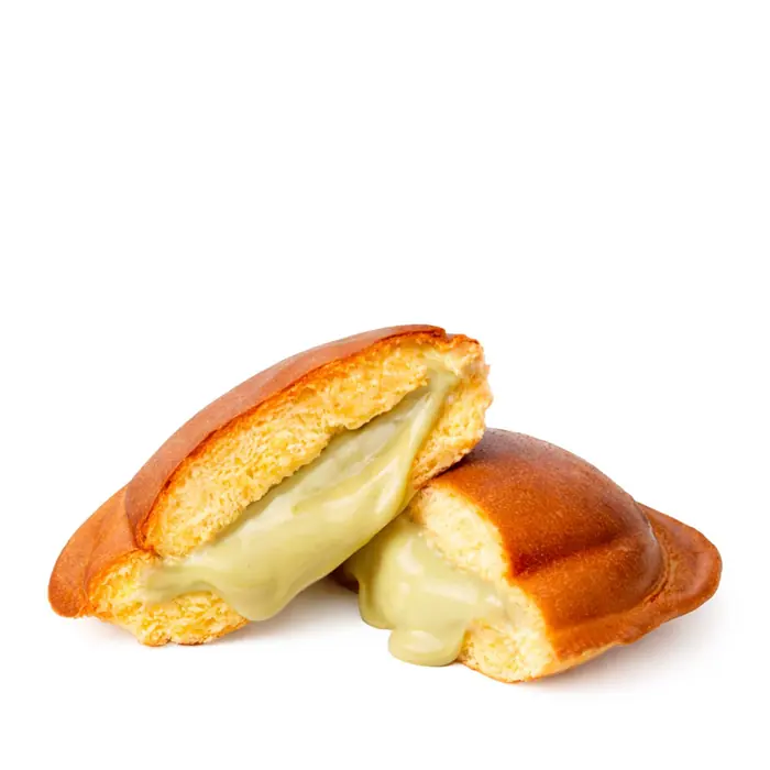 Brioche de crema de pistacho ibérico y chocolate blanco, partido por la mitad