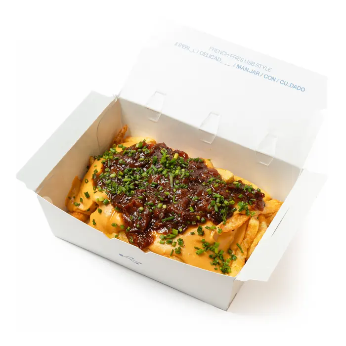 Cheddar USB Style Fries: patatas con salsa de cheddar y mermelada de bacon, en su caja
