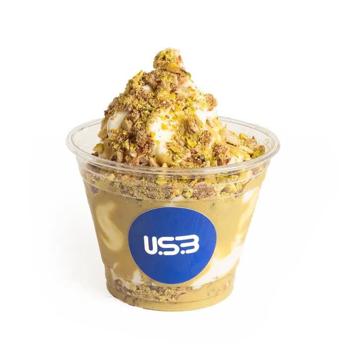 Pistacho Cream: helado con crema y trocitos de pistacho en un vaso de USB