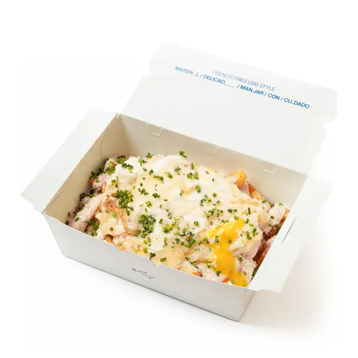 Trufa y Huevo Style Fries: patatas con salsa de trufa, huevo frito y parmesano, en su caja